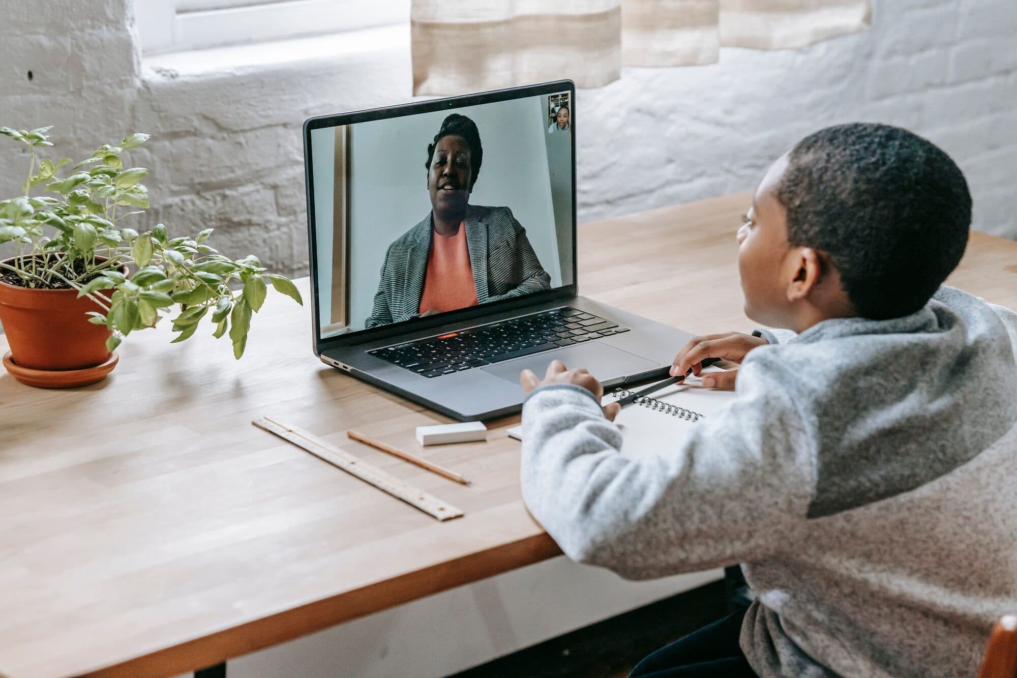 A learner follows a tutor in a live lesson on a laptop